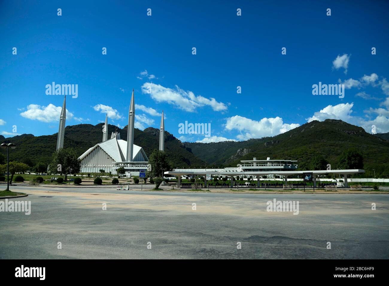 (200403) -- ISLAMABAD, le 3 avril 2020 (Xinhua) -- la photo prise le 2 avril 2020 montre une vue de la mosquée vide de Faisal pendant un verrouillage partiel comme mesure préventive contre la COVID-19 à Islamabad, au Pakistan. (Xinhua/Ahmad Kamal) Banque D'Images