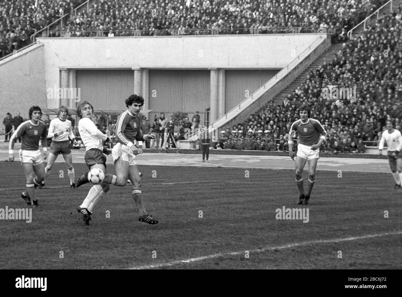 10 octobre 1981, Saxe, Leipzig: L'équipe nationale de football du GDR joue contre l'équipe nationale de Pologne le 10 octobre 1981 au stade central de Leipzig dans le cadre de la qualification pour le championnat européen de football de 1982, perdant le match 2:3, le dernier match international sous l'entraîneur national Georg Buschner. Troisième de gauche Joachim Streich. Photo : Volksmar Heinz/dpa-Zentralbild/ZB Banque D'Images