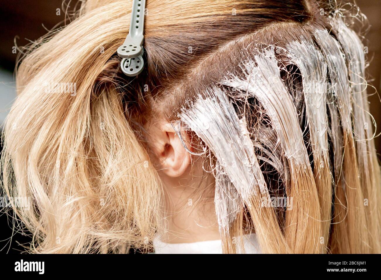 Processus de teinture des cheveux de femme dans le salon de coiffure de  proximité Photo Stock - Alamy