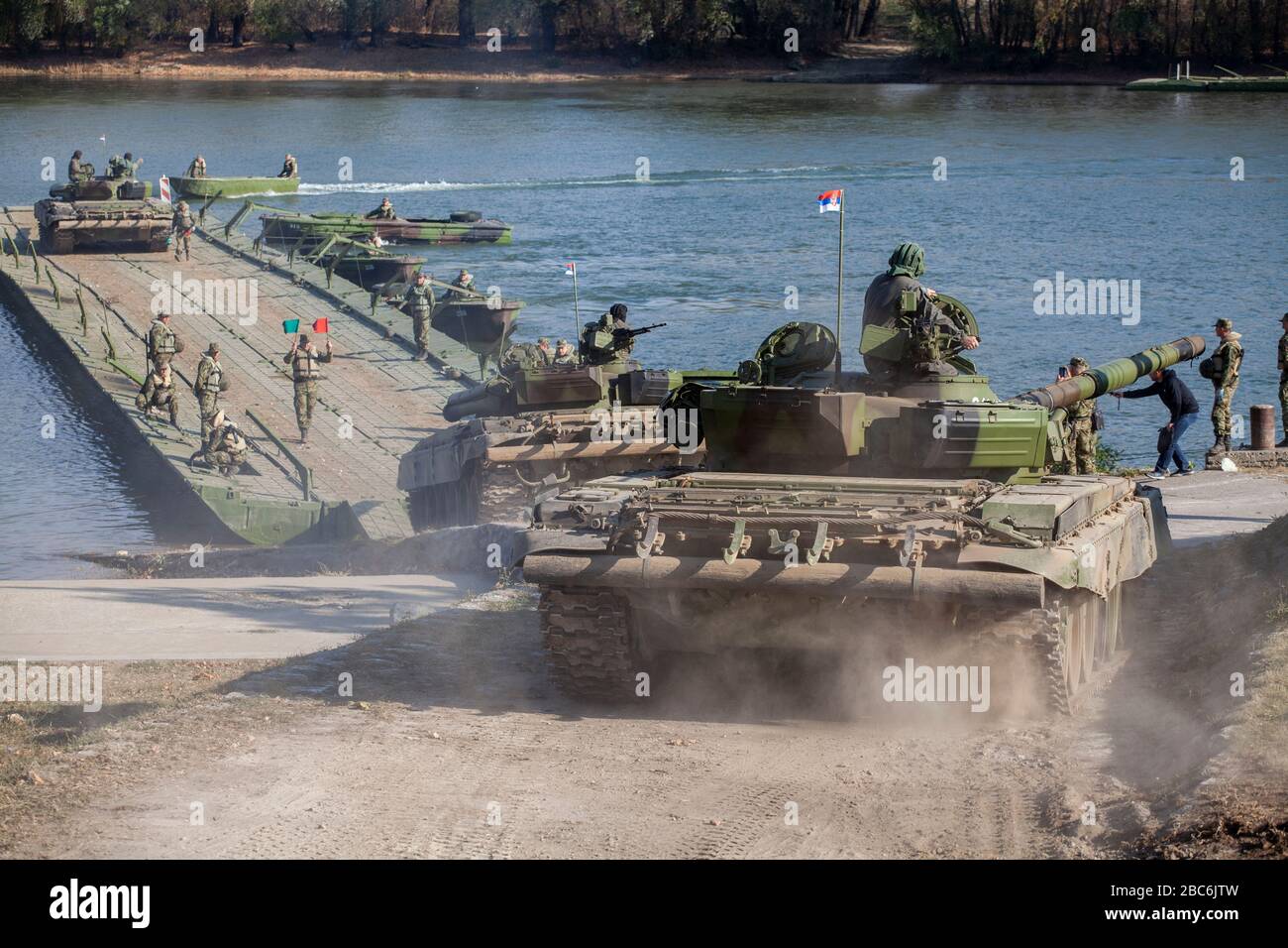 PRÈS DE TITEL, SERBIE - 06 NOVEMBRE 2018; le principal char de combat de l'armée serbe M84 (version de Soviet T-72) équipages pendant la flotte de rivière. La Serbie marquera le 100ème Banque D'Images