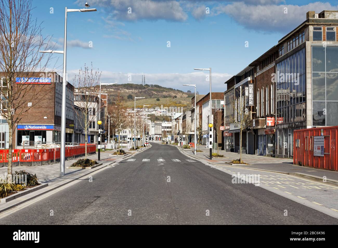 Photo : le Kingsway, l'une des routes les plus fréquentées du centre-ville, est maintenant déserté à Swansea, au Pays de Galles, au Royaume-Uni. Dimanche 29 mars 2020 Re: La désertion met en garde Banque D'Images