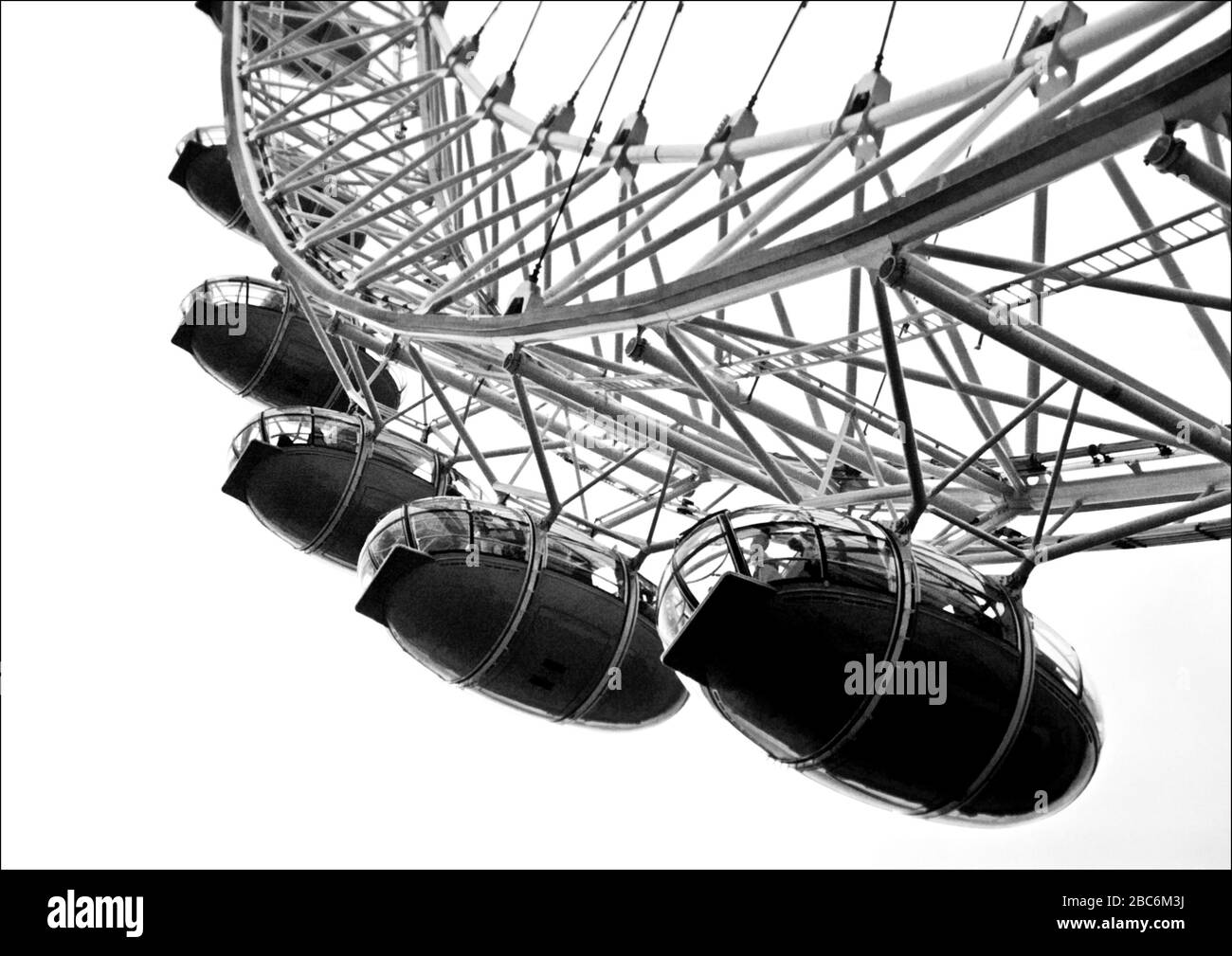 Gros plan noir et blanc sur les gousses du London Eye. Aussi connu sous le nom de Millennium Eye, l'oeil est une roue géante Ferris sur la rive sud de la Tamise. Banque D'Images