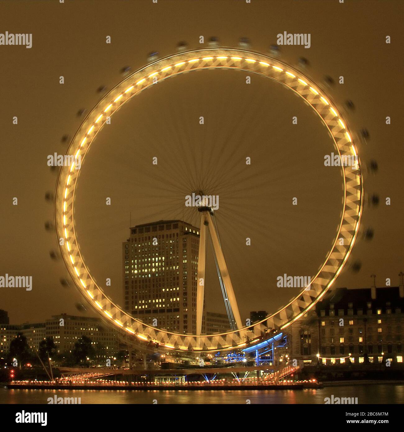 Le London Eye la nuit. Le 'Eye' est une roue géante Ferris située sur la rive sud de la Tamise, également connue sous le nom de Millennium Wheel. Banque D'Images