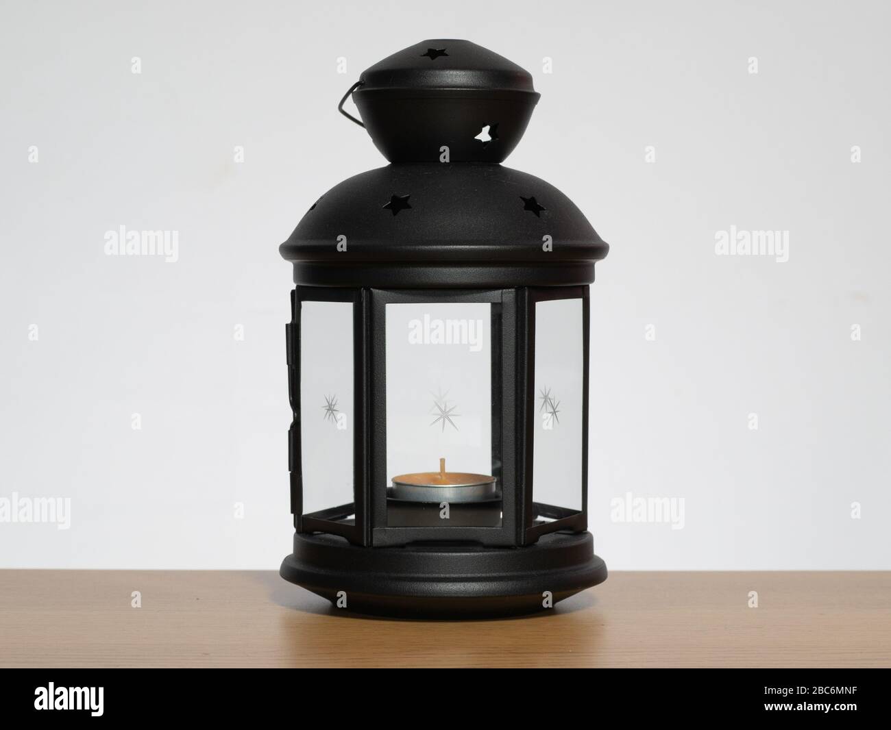 bougie de noël noir décoration lanterne sur fond blanc et table en bois Banque D'Images
