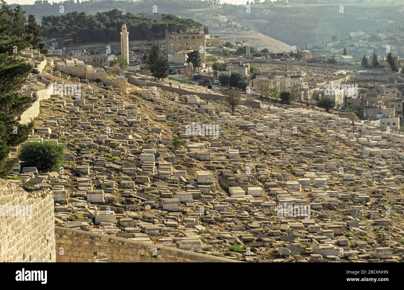 L'ancien cimetière juif du Mont Ovives, Jérusalem, au-dessus de la vue de la vieille ville Banque D'Images
