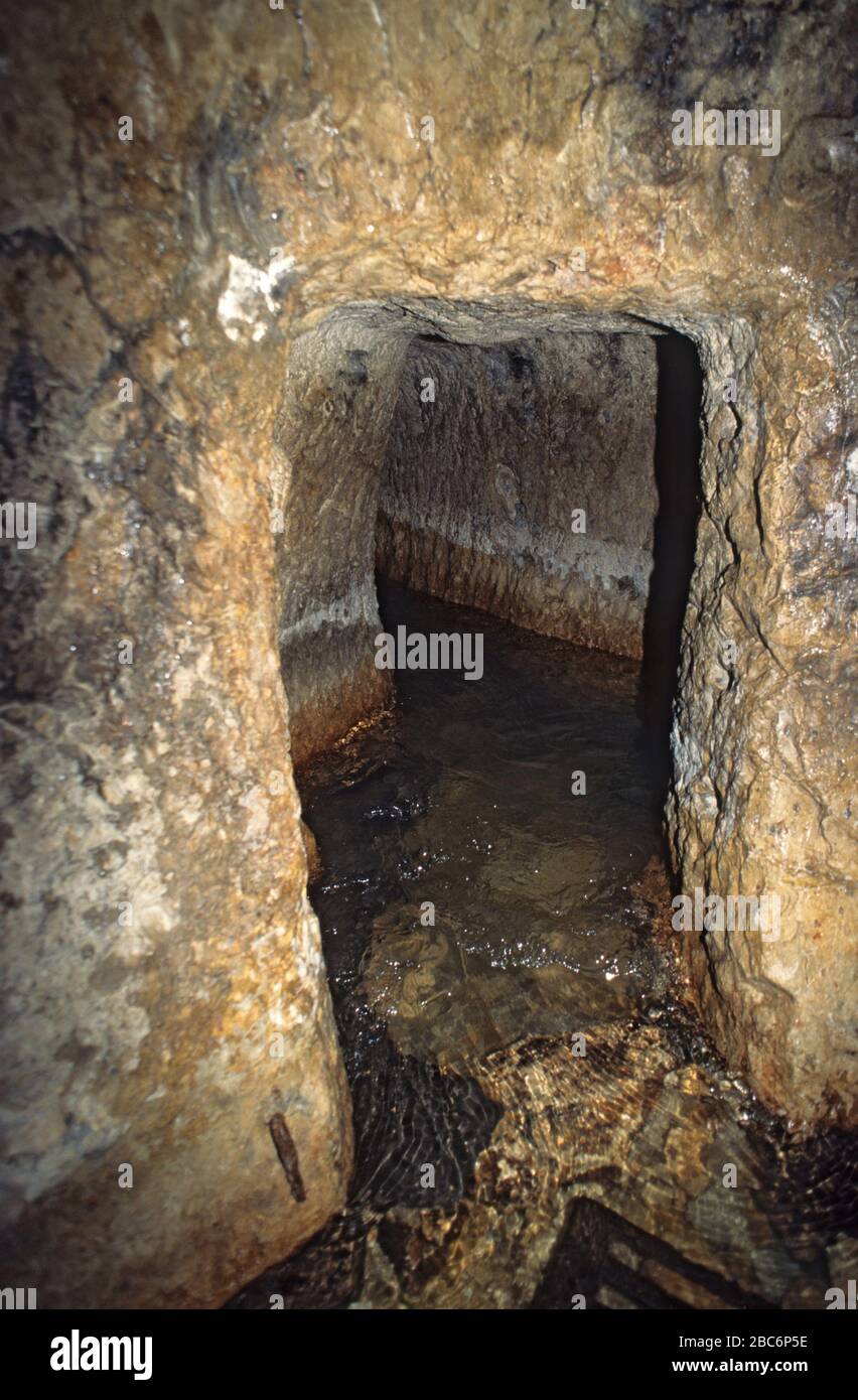 Le tunnel de Hezekiah, ou le tunnel de Siloam, est un tunnel qui a été creusé sous la ville de David à Jérusalem avant 701 avant J.-C. pendant le règne de Hezekiah Banque D'Images