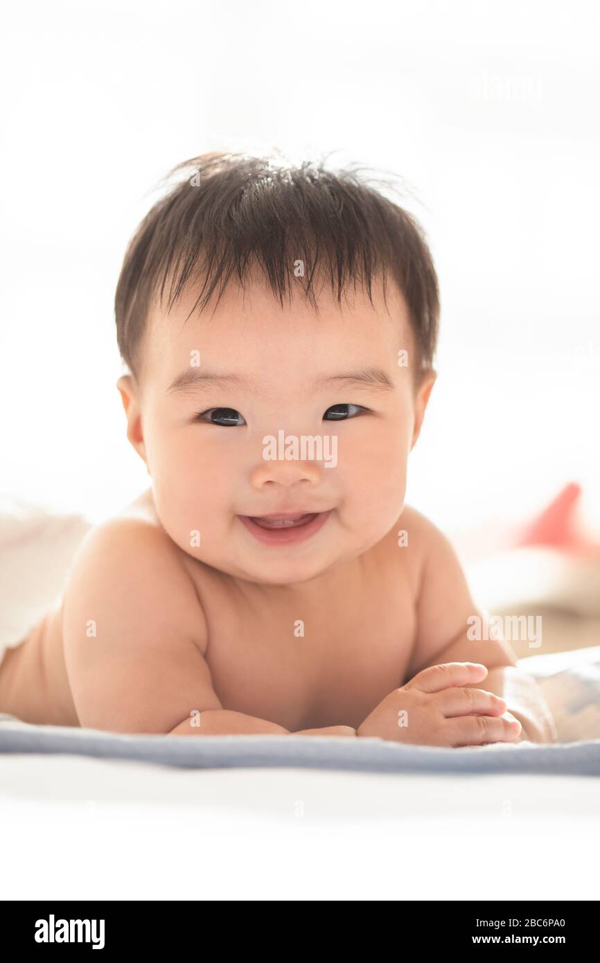 Petit Bebe Chinois Couche Sur Le Devant Dans Le Lit Photo Stock Alamy