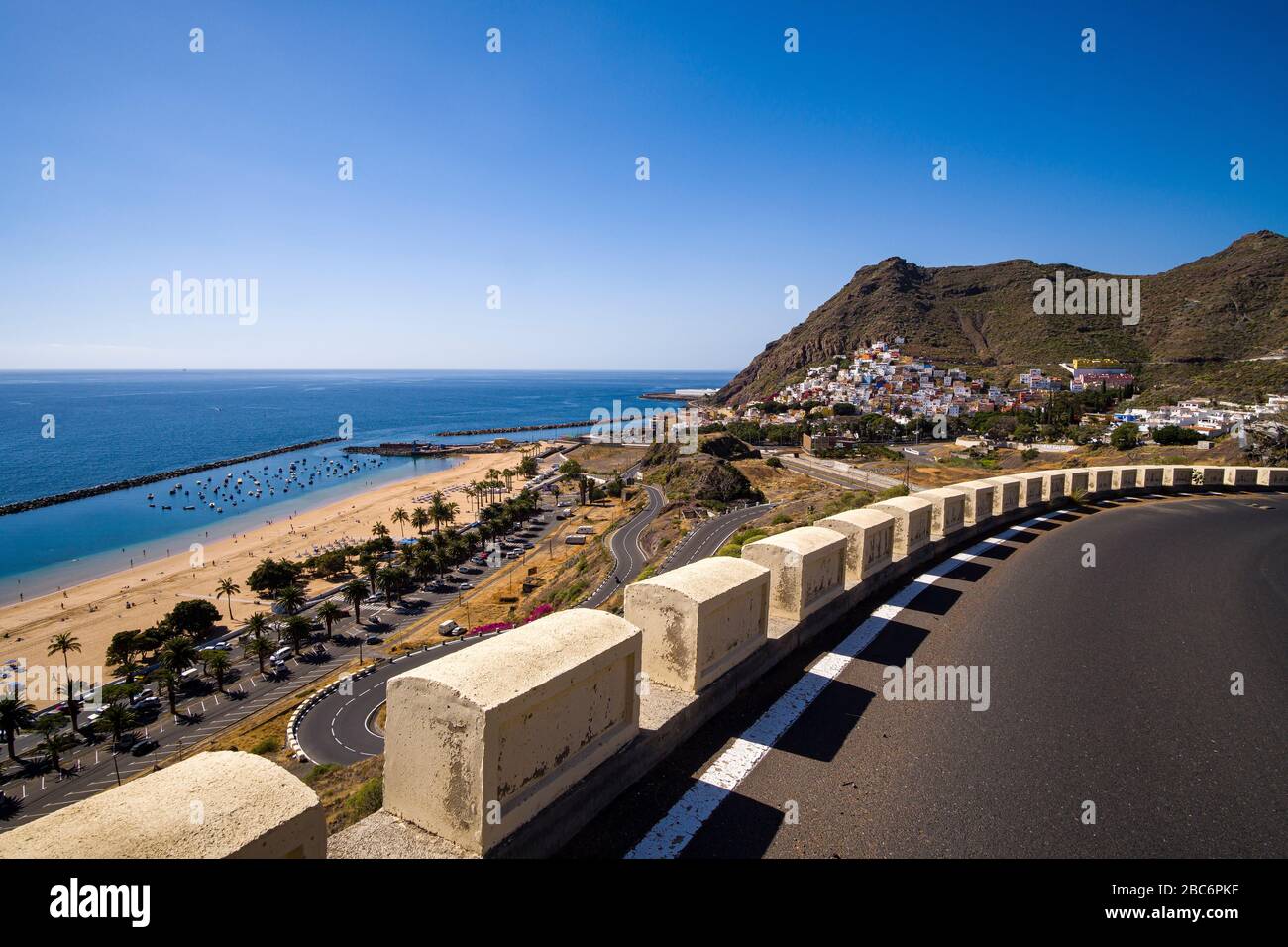 Vue aérienne sur les maisons colorées de la petite ville de San Andres, située sur une pente de colline, et la plage de sable blanc artificiel Playa de Las Teresitas Banque D'Images