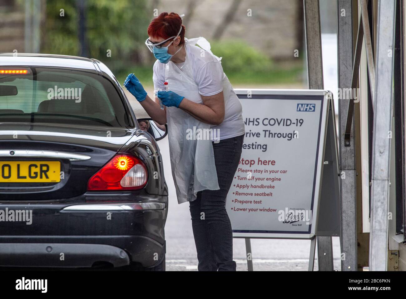 Chessington World of Adventures, Surrey, Royaume-Uni. 2 avril 2020. Le personnel du NHS dans les voitures photographiées qui font la queue pour être testé pour le coronavirus dans un système de conduite à Chessington World of Adventures à Surrey. 02 avril 2020. Aujourd'hui, le gouvernement britannique annonce qu'il vise 100 000 tests de coronavirus par jour après l'annonce d'un plan de test en cinq points dans tout le pays. Crédit : Jeff Gilbert/Alay Live News Banque D'Images