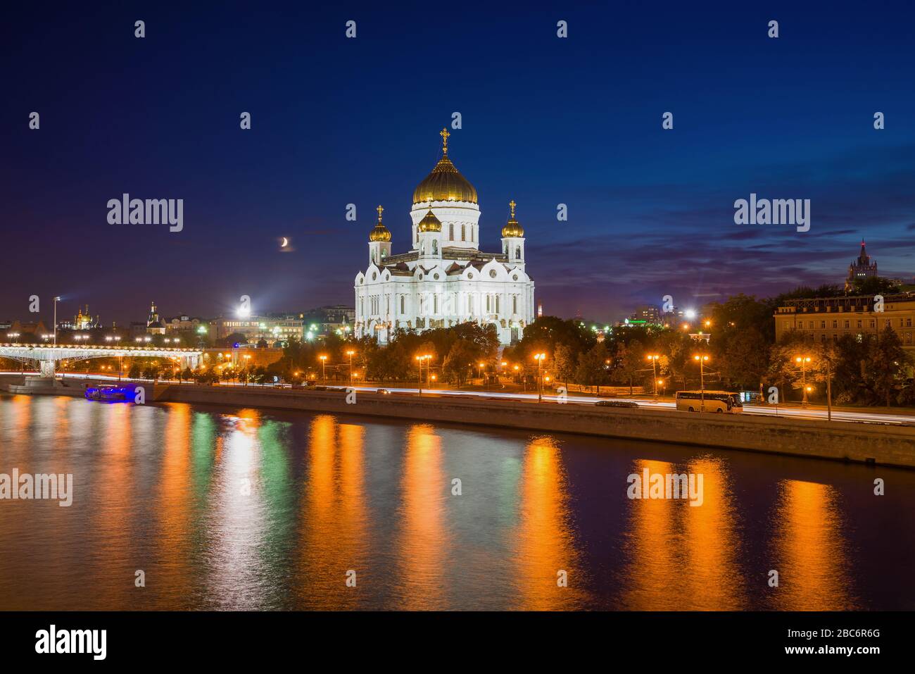 Vue sur la cathédrale du Christ Sauveur sur le remblai de la rivière Moscou, un soir de septembre Banque D'Images