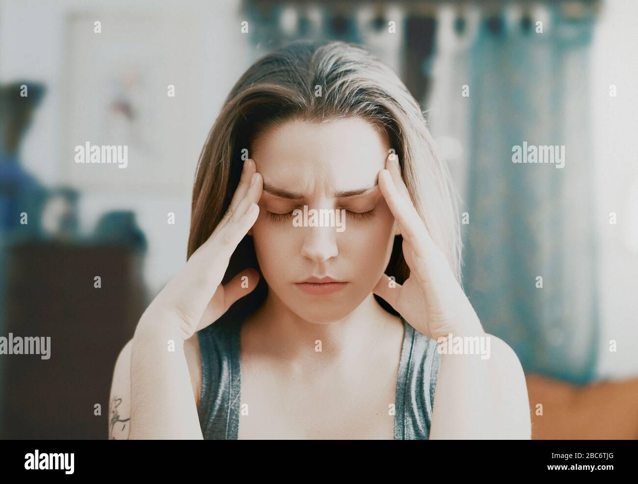 Beauté, jeune femme avec maux de tête à la maison Banque D'Images