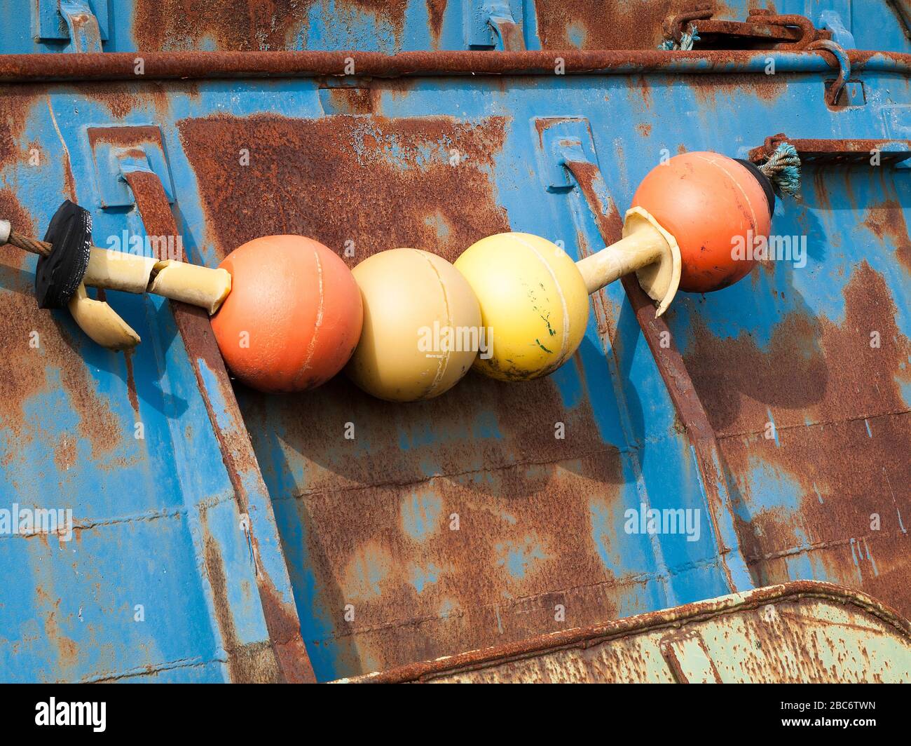 Portes rouillées au chalut, partie d'un équipement de pêche dans le port de Gilleleje. Danemark. Banque D'Images