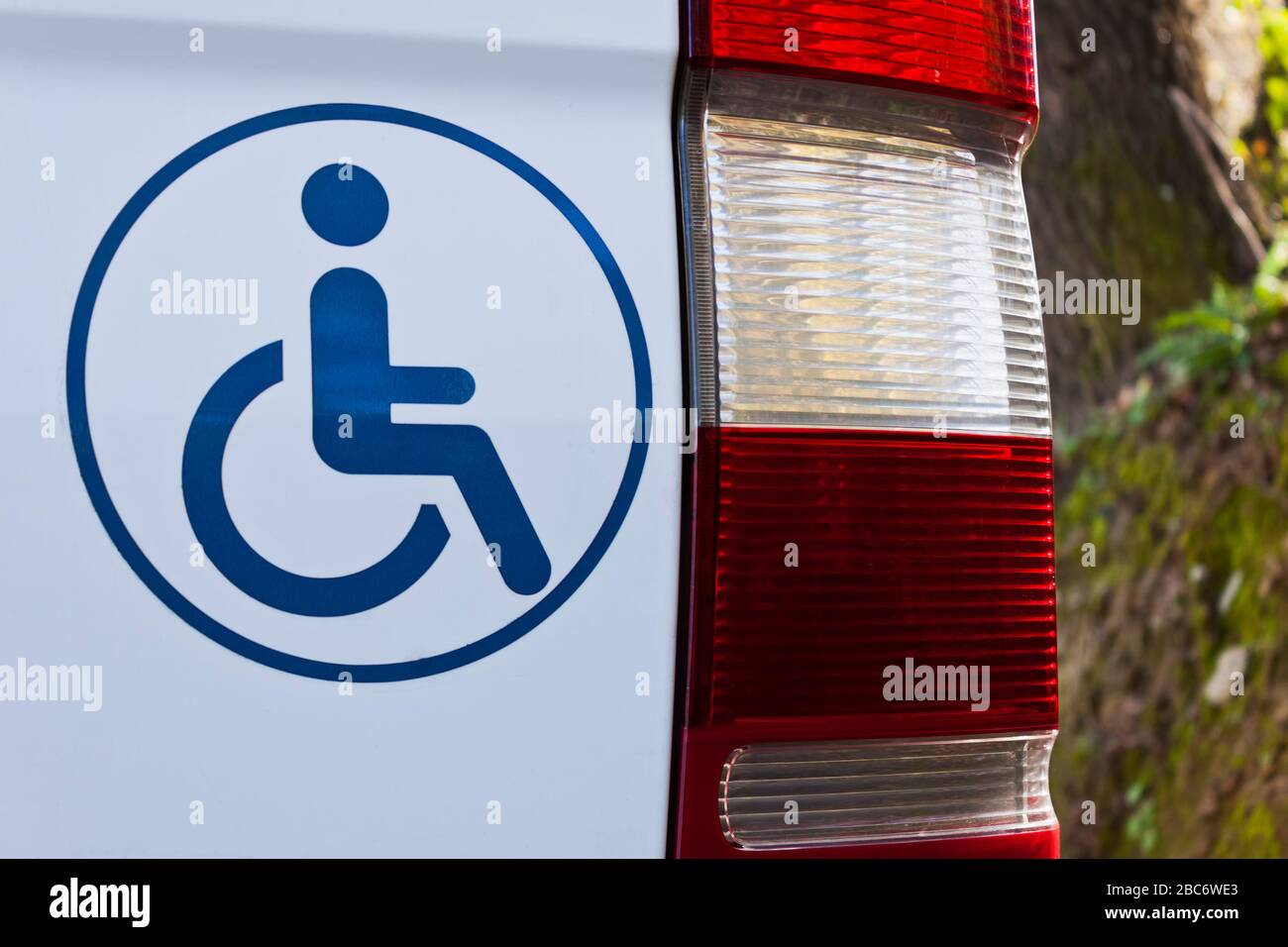 Panneau de véhicule accessible sur une camionnette blanche Banque D'Images Panneau de véhicule accessible sur une camionnette blanche Banque D'Images