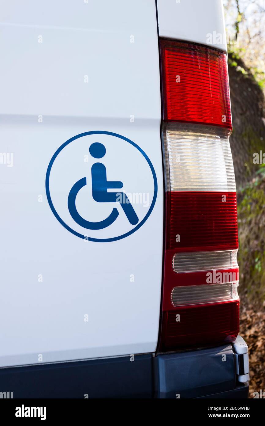 Panneau de véhicule accessible sur une camionnette blanche Banque D'Images