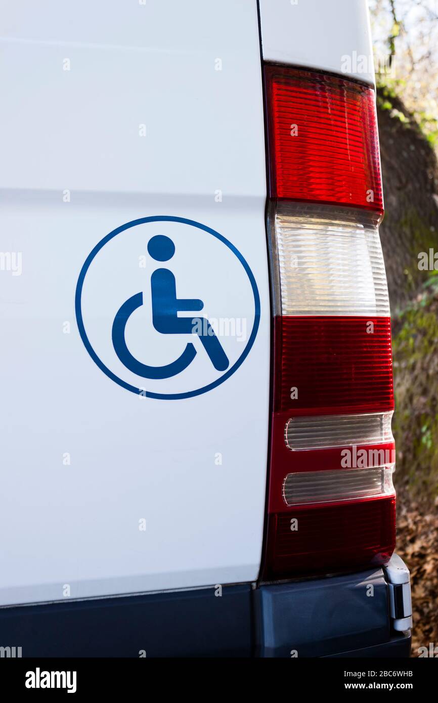 Panneau de véhicule accessible sur une camionnette blanche Banque D'Images Panneau de véhicule accessible sur une camionnette blanche Banque D'Images