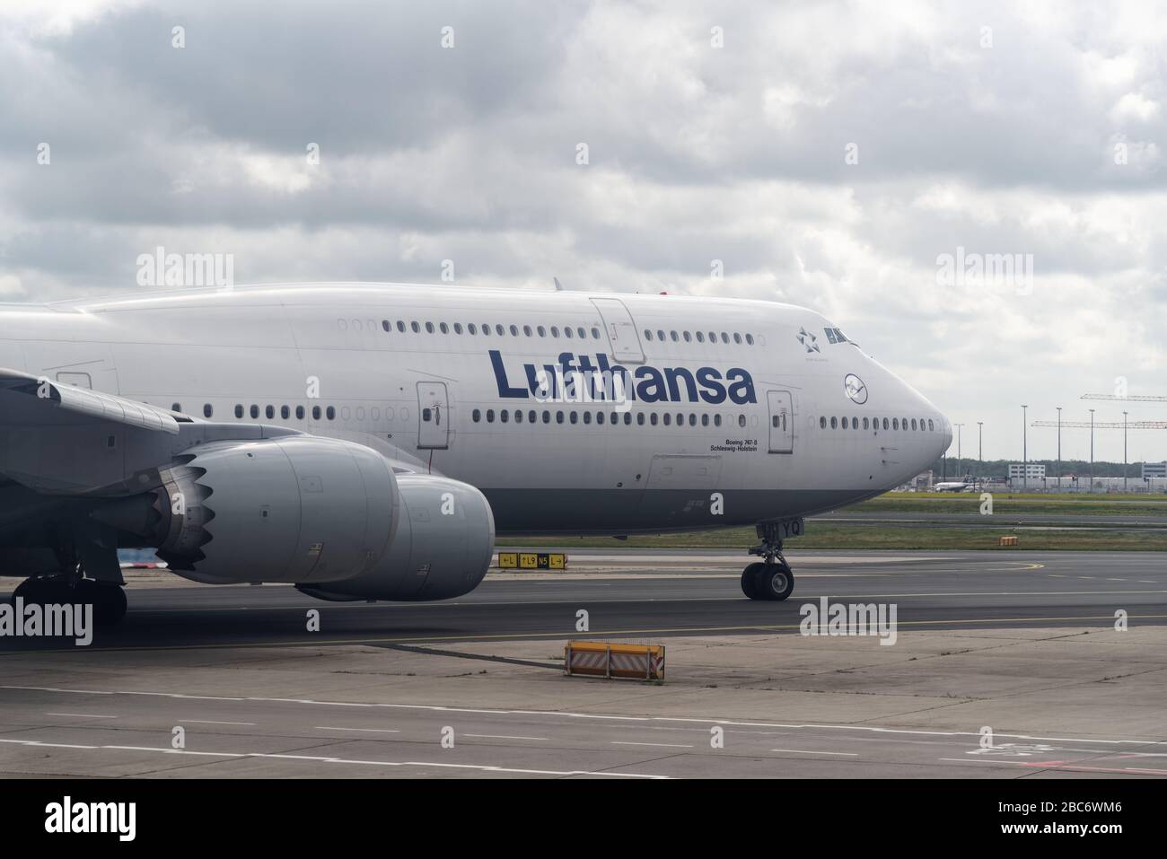 Francfort-sur-le-Main, Allemagne - 28 avril 2019: Boeing 747-8, Schleswig-Holstein de la compagnie aérienne Lufthansa à l'aéroport de Francfort contre ciel nuageux Banque D'Images