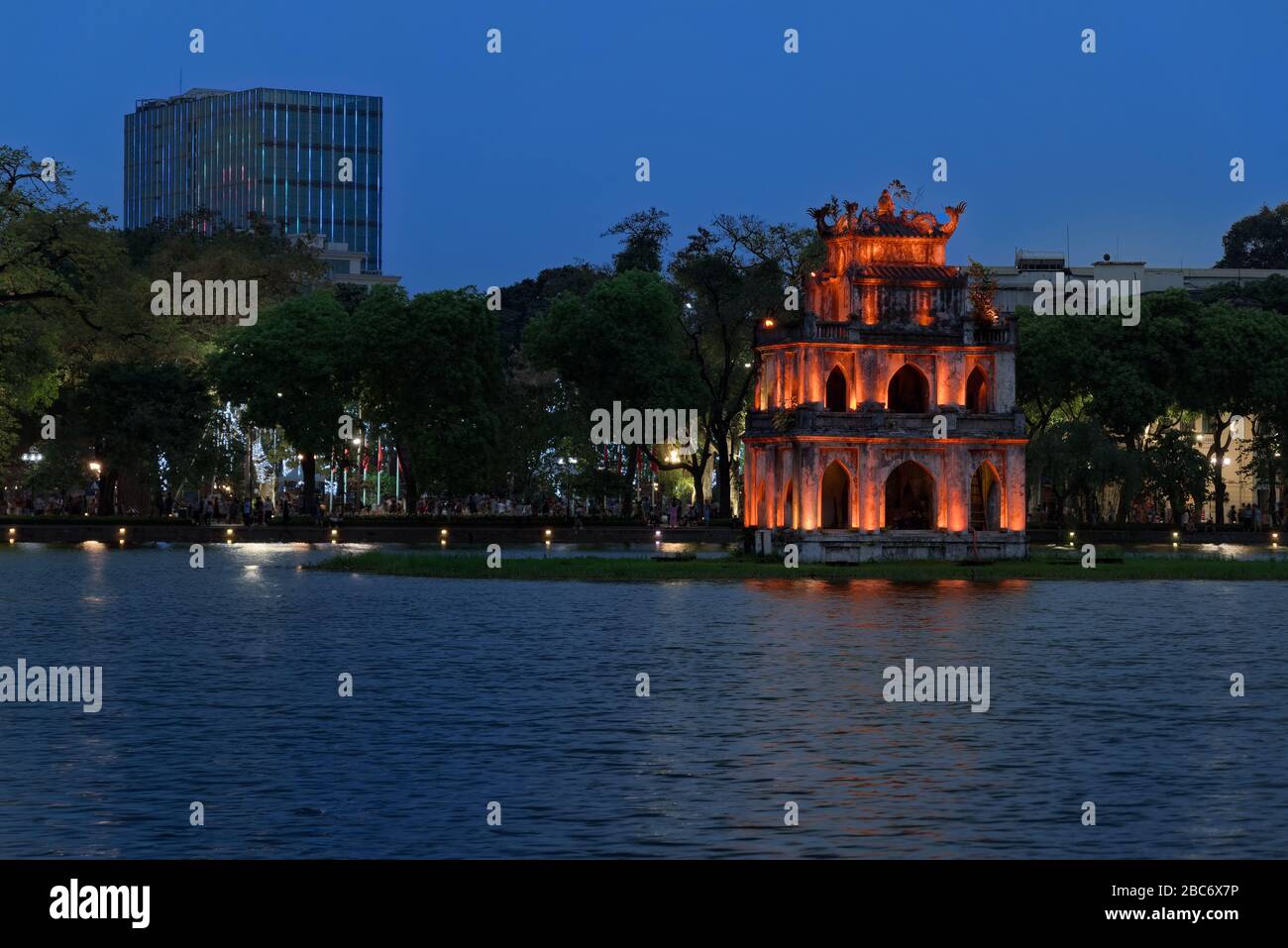 Thap Rua (tour de tortue) la nuit. Hanoi, Vietnam Banque D'Images