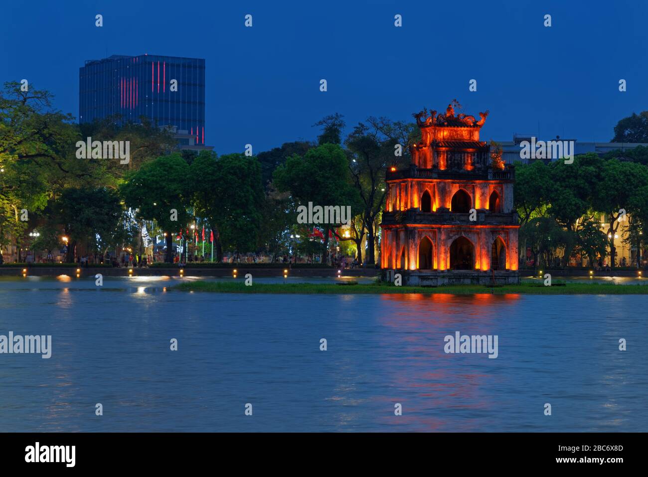 Thap Rua illuminée (Turtle Tower) la nuit. Hanoi, Vietnam Banque D'Images