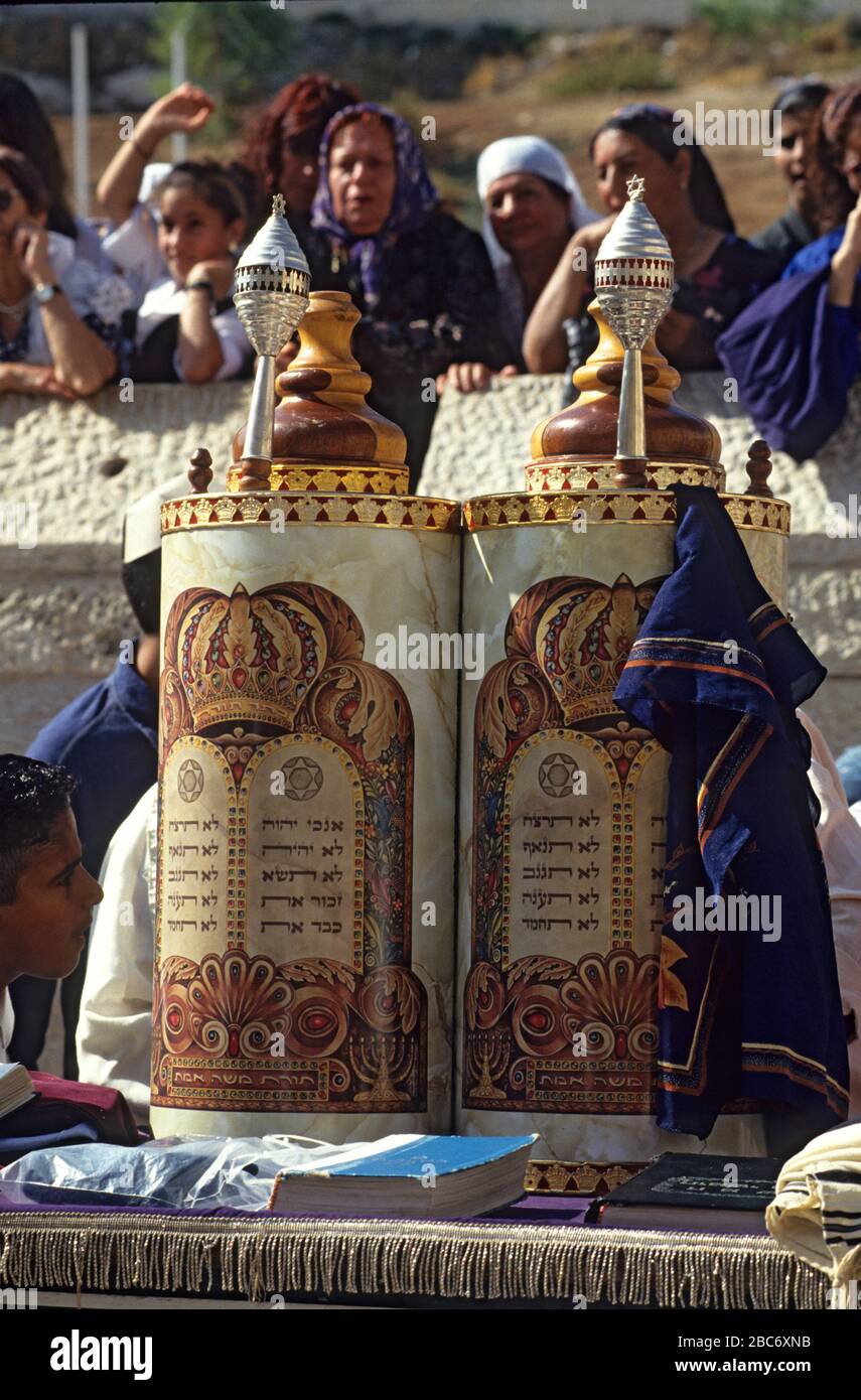 Les Juifs prient au mur des Lamentations, à la vieille ville de Jérusalem, en Israël Banque D'Images