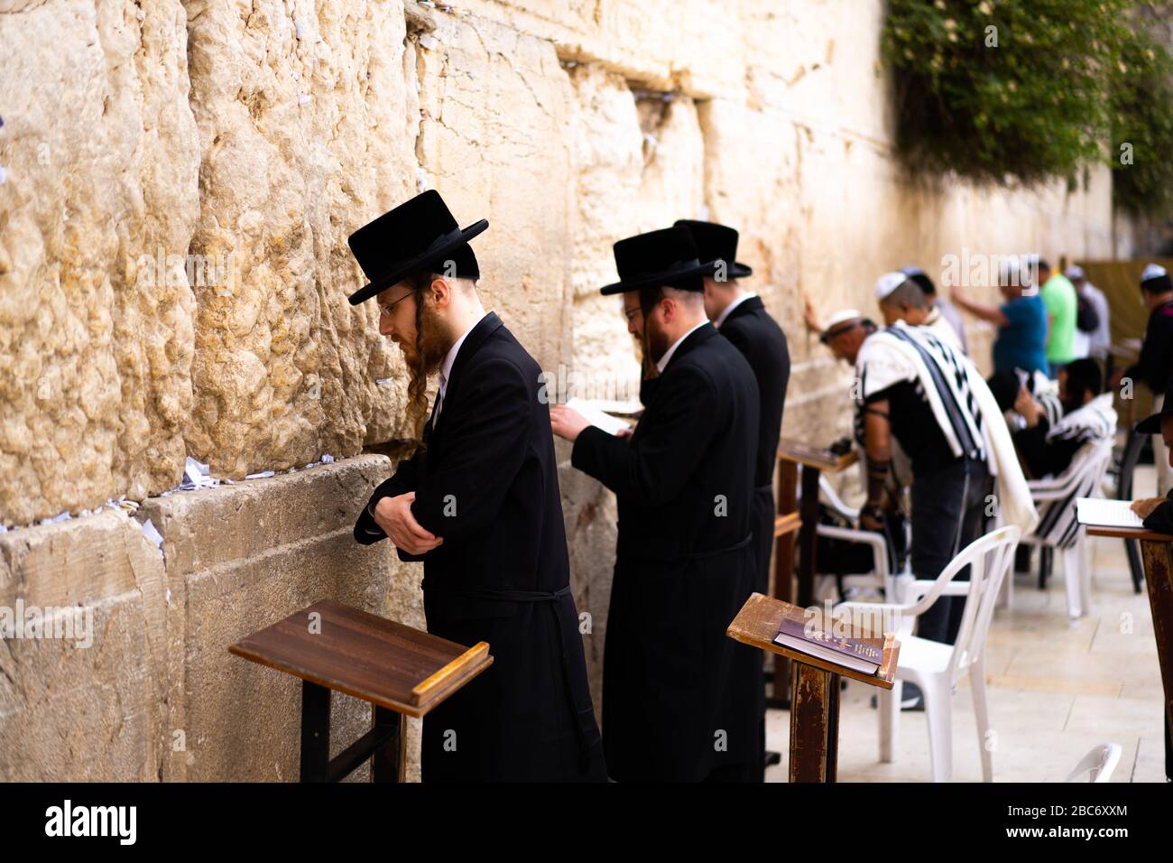Les Juifs prient au mur des Lamentations, à la vieille ville de Jérusalem, en Israël Banque D'Images