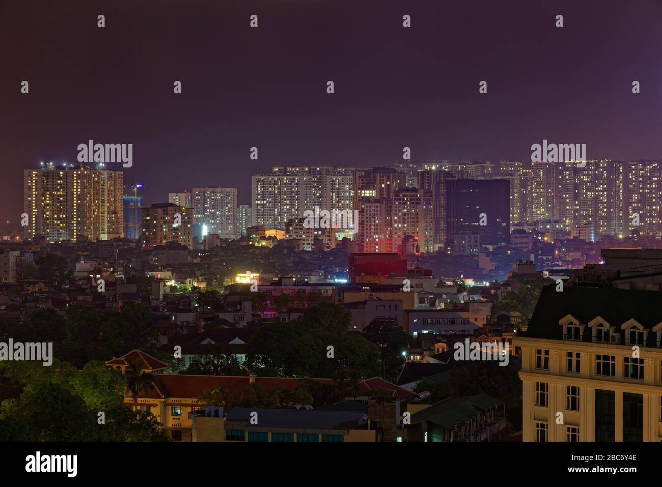 Vue panoramique sur le bâtiment résidentiel dans le lointain quartier de Bach Dang à Hanoi, au Vietnam Banque D'Images
