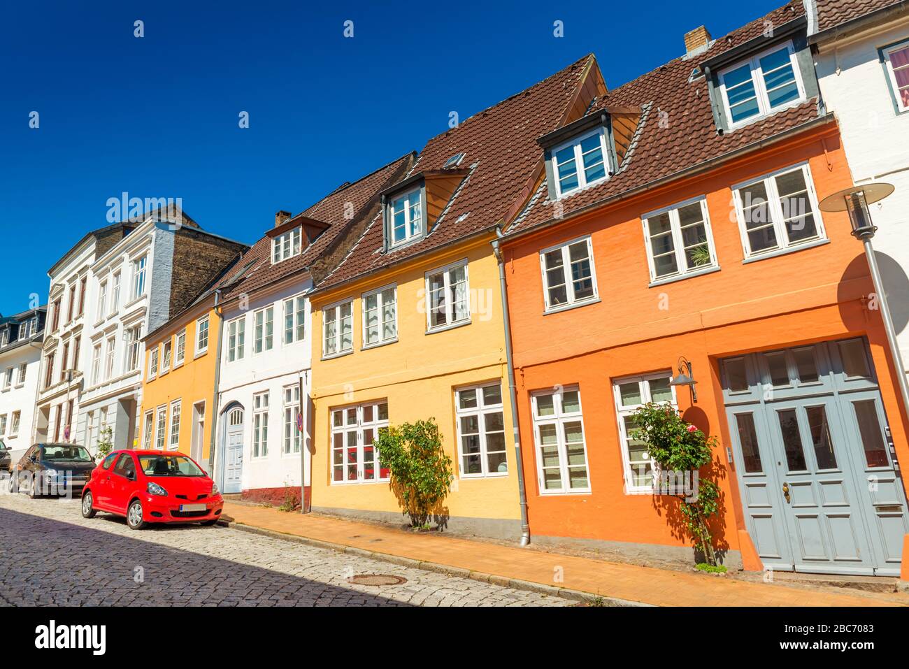 La rue vide d'une petite ville d'Europe. Dans la couleur des maisons historiques de style danois-allemand traditionnel. Flensburg, Allemagne Banque D'Images