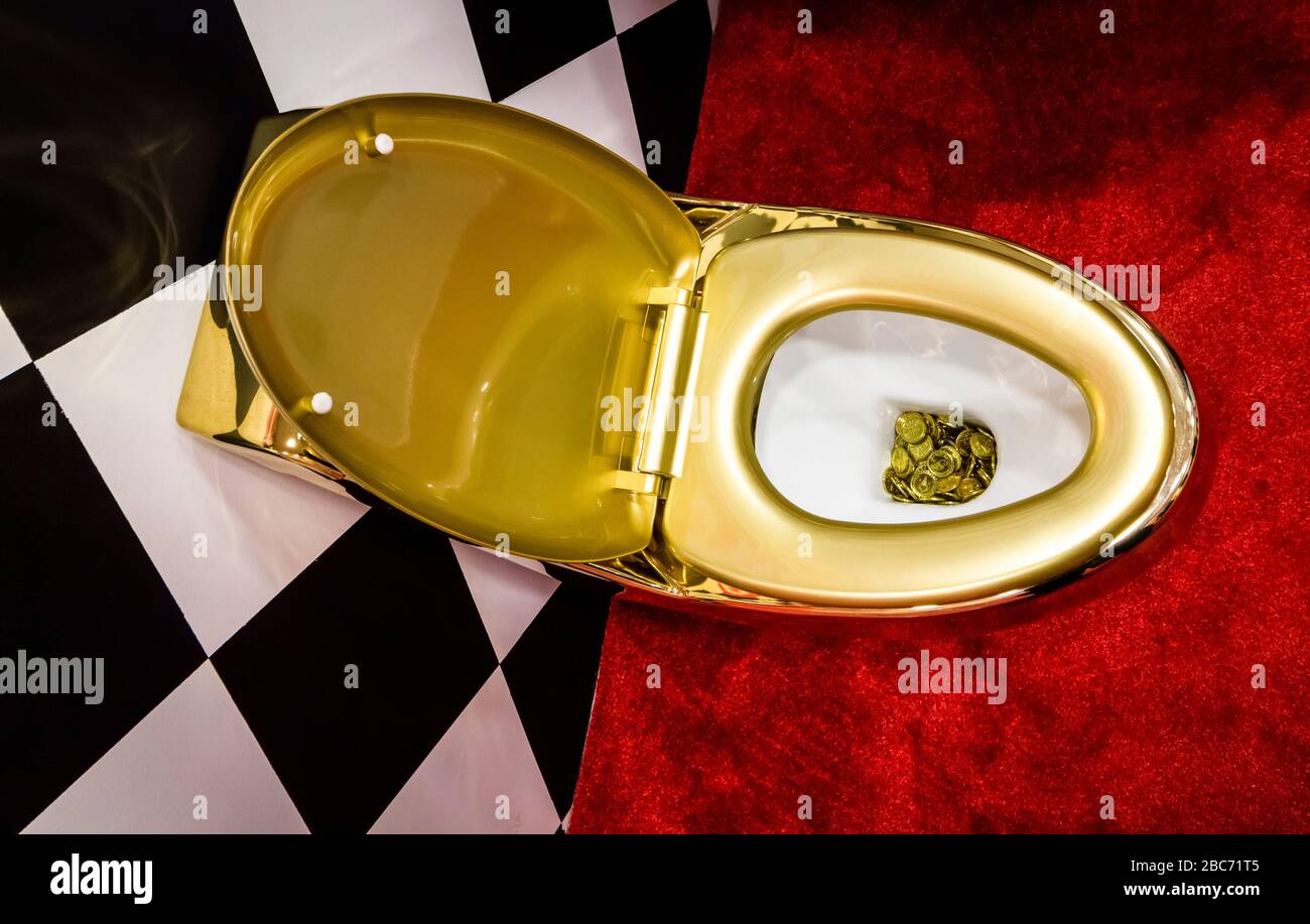 toilettes d'or avec de l'argent au rez-de-chaussée comme concept. Banque D'Images