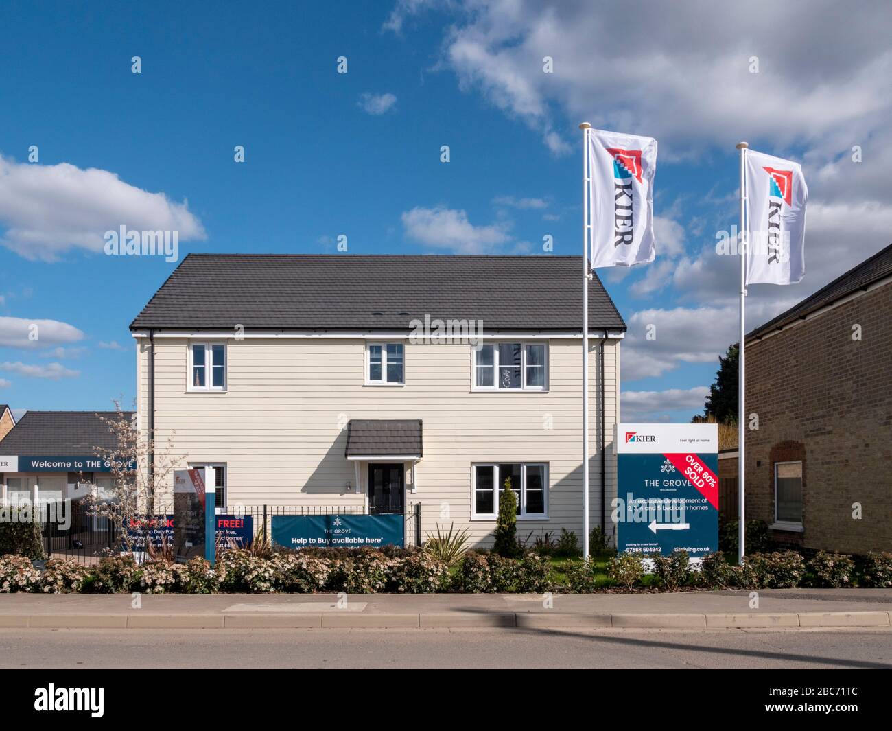 Nouvelles maisons à vendre sur un nouveau développement immobilier à Willingham Cambrdgeshire UK par le Groupe Kier avec des signes et des annonces Banque D'Images