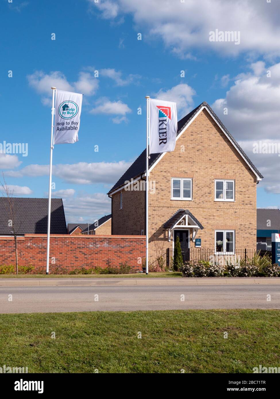 Nouvelles maisons à vendre sur un nouveau développement immobilier à Willingham Cambrdgeshire UK par le Groupe Kier avec des signes et des annonces Banque D'Images