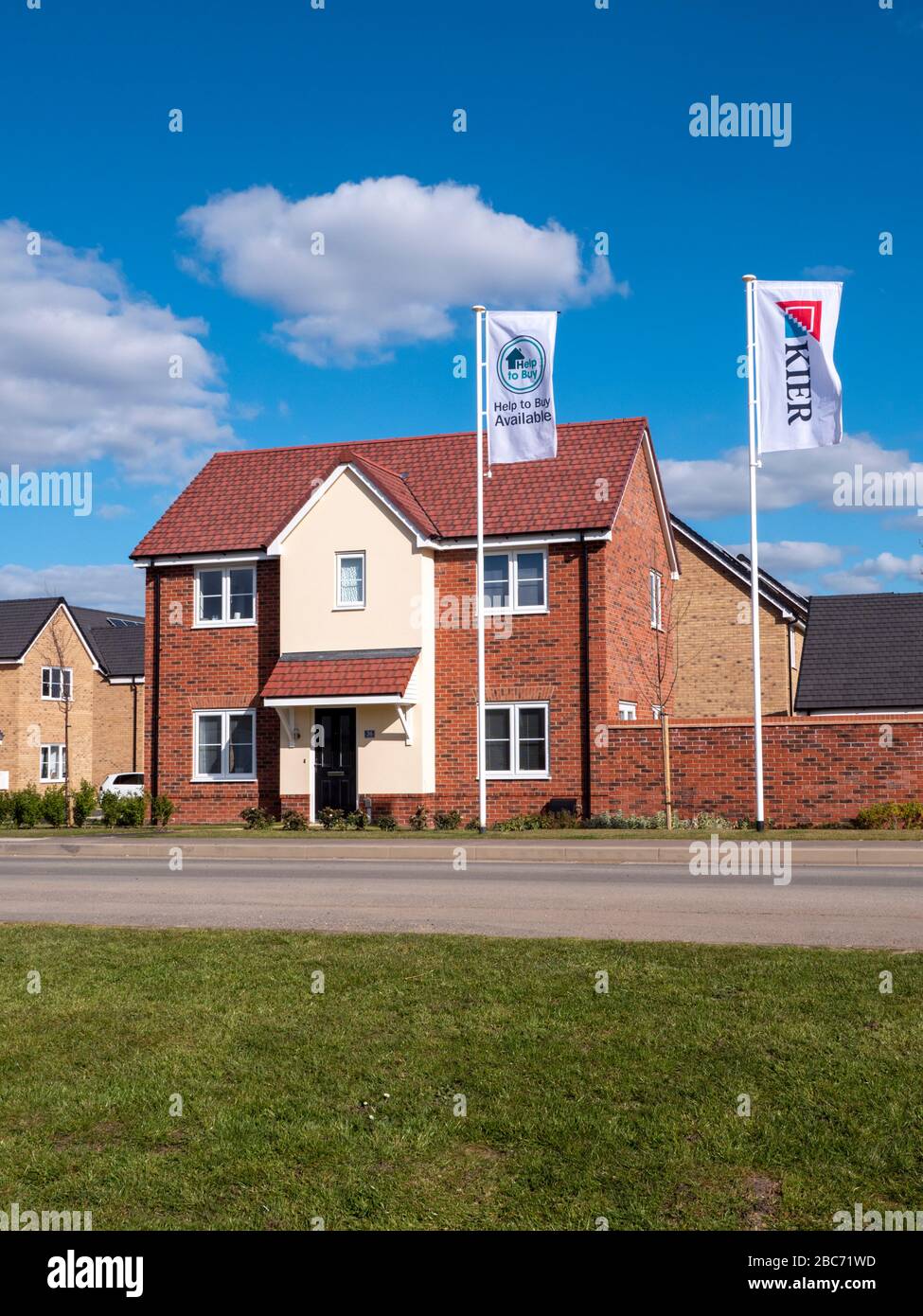 Nouvelles maisons à vendre sur un nouveau développement immobilier à Willingham Cambrdgeshire UK par le Groupe Kier avec des signes et des annonces Banque D'Images