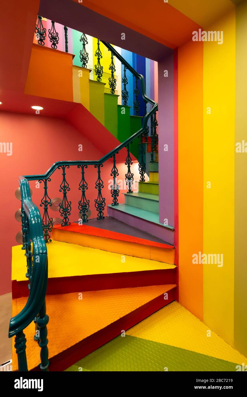 Vol coloré lumineux des escaliers dans un bâtiment public. Banque D'Images