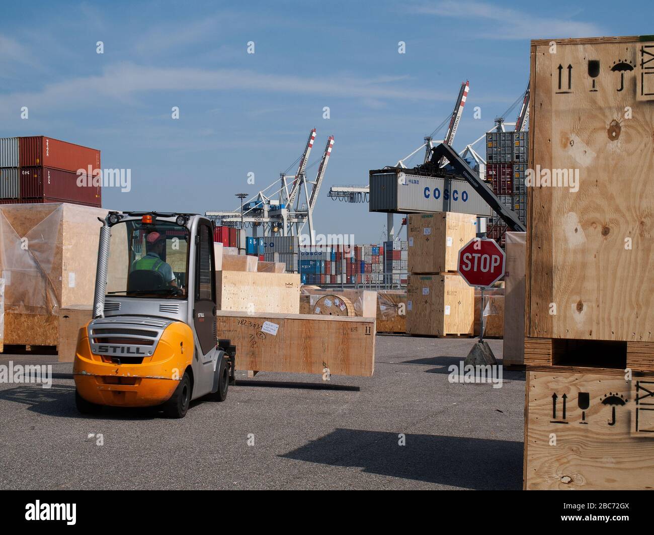 Expédition de caisses de marchandises au terminal de conteneurs CTT Tollerort et au centre de conditionnement de conteneurs DCP dans le port de Hambourg, Allemagne. Banque D'Images