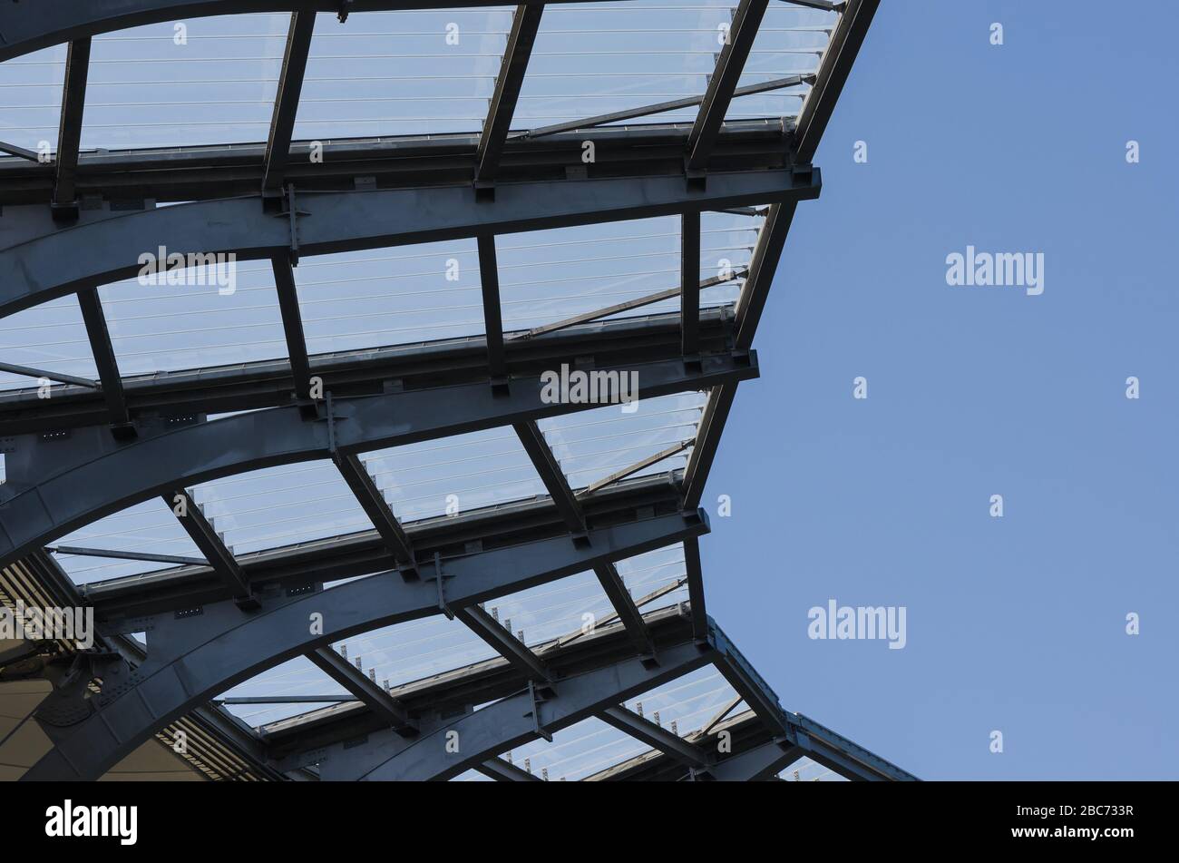 Toit de câble au stade. Travaux en acier de construction sur l'arène. Banque D'Images