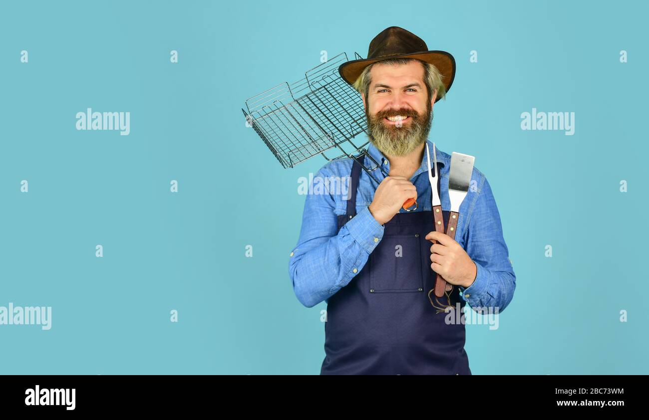 utilisez des ustensiles de cuisine et divers produits. le chef mûr utilise des ustensiles de cuisine pour barbecue. Outils pour rôtir la viande. Qui cuisinent mieux. Le défi de la cuisine ultime. Préparez le dîner pour la famille. Espace de copie. Banque D'Images