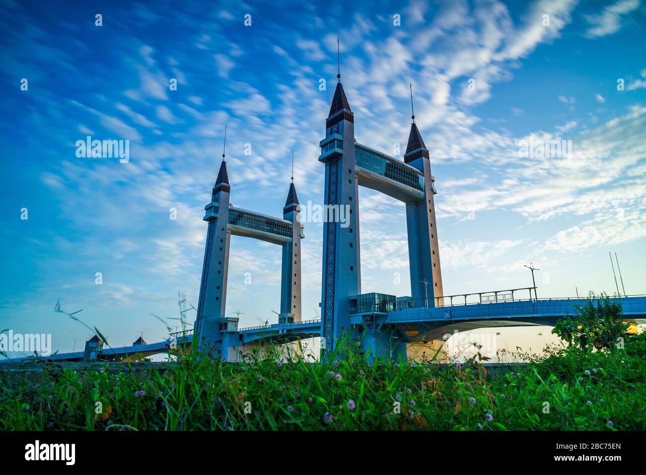 Le pont-levis emblématique situé en face de la rivière dans le Terengganu, en Malaisie. Banque D'Images