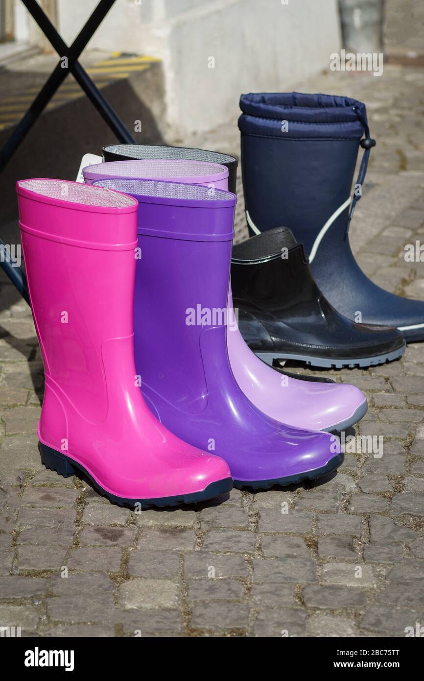 Cinq paires colorées de bottes en caoutchouc rose, violet, violet et noir  Photo Stock - Alamy