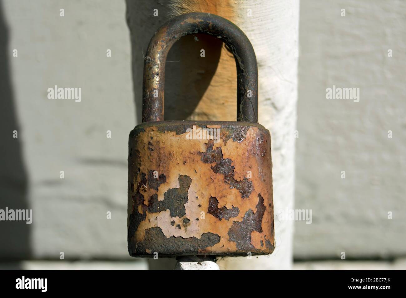 un cadenas très rouillé vu en position fermée Banque D'Images