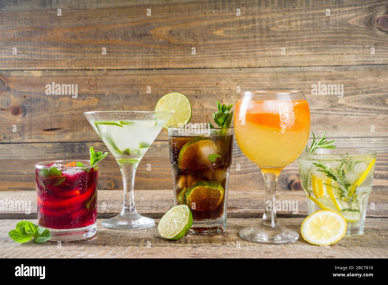 Sélection de boissons alcoolisées d'été - cocktails et cocktails. Apérol  spitz, Cube libre, Gimlet martini, mojito, sangria. Divers bar d'été froid  et Photo Stock - Alamy