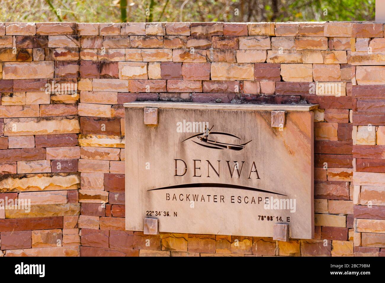 Denwa Backwater Escape signe de nom à la porte d'entrée, Satpura, Madhya Pradesh, centre de l'Inde Banque D'Images
