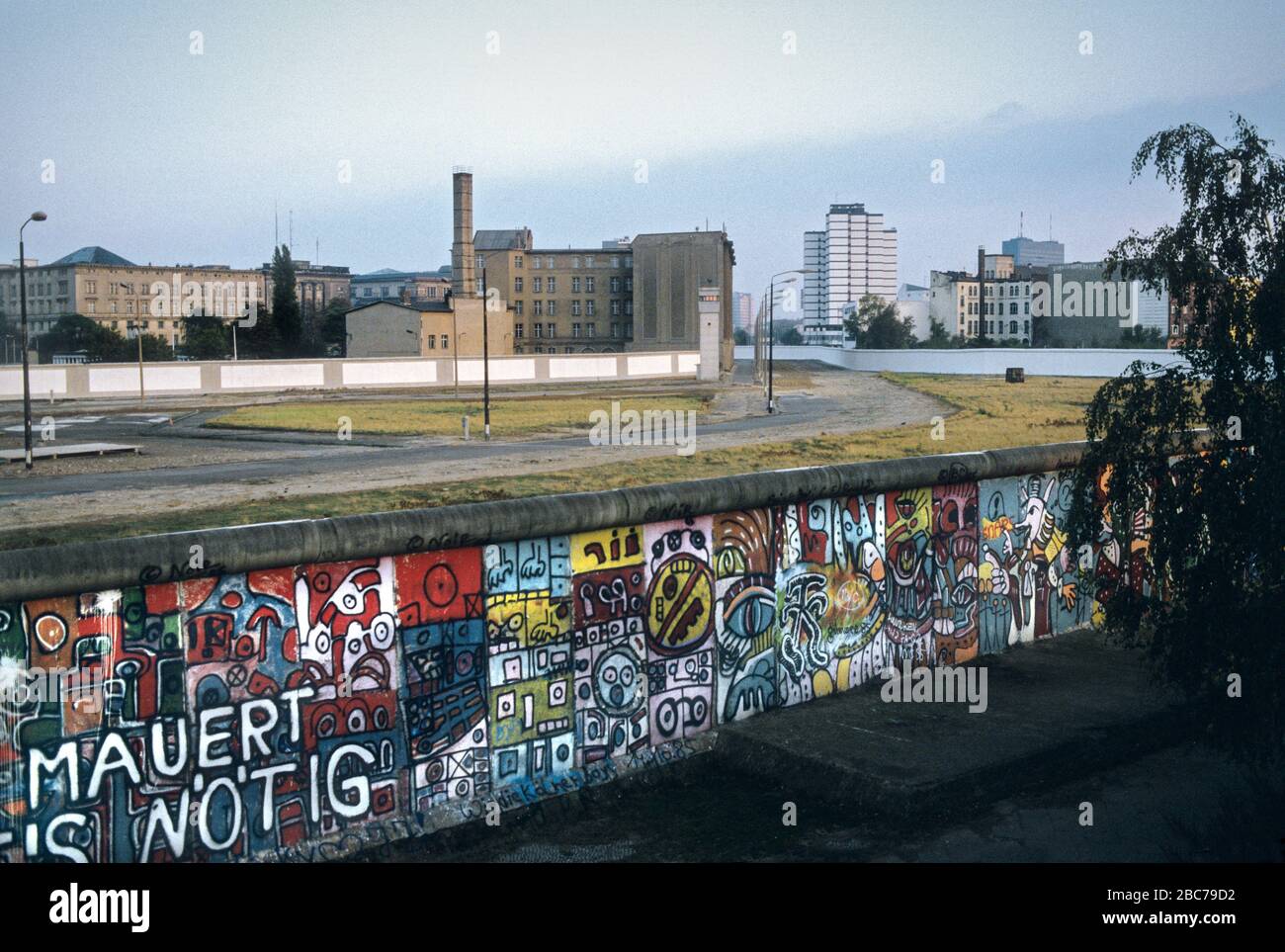 Certaines des dernières photos avec le mur de Berlin de l'Ouest côté allemand jours avant qu'il est tombé le 9 novembre 1989. Le mur de Berlin divisé à partir de la chambre 196 Banque D'Images