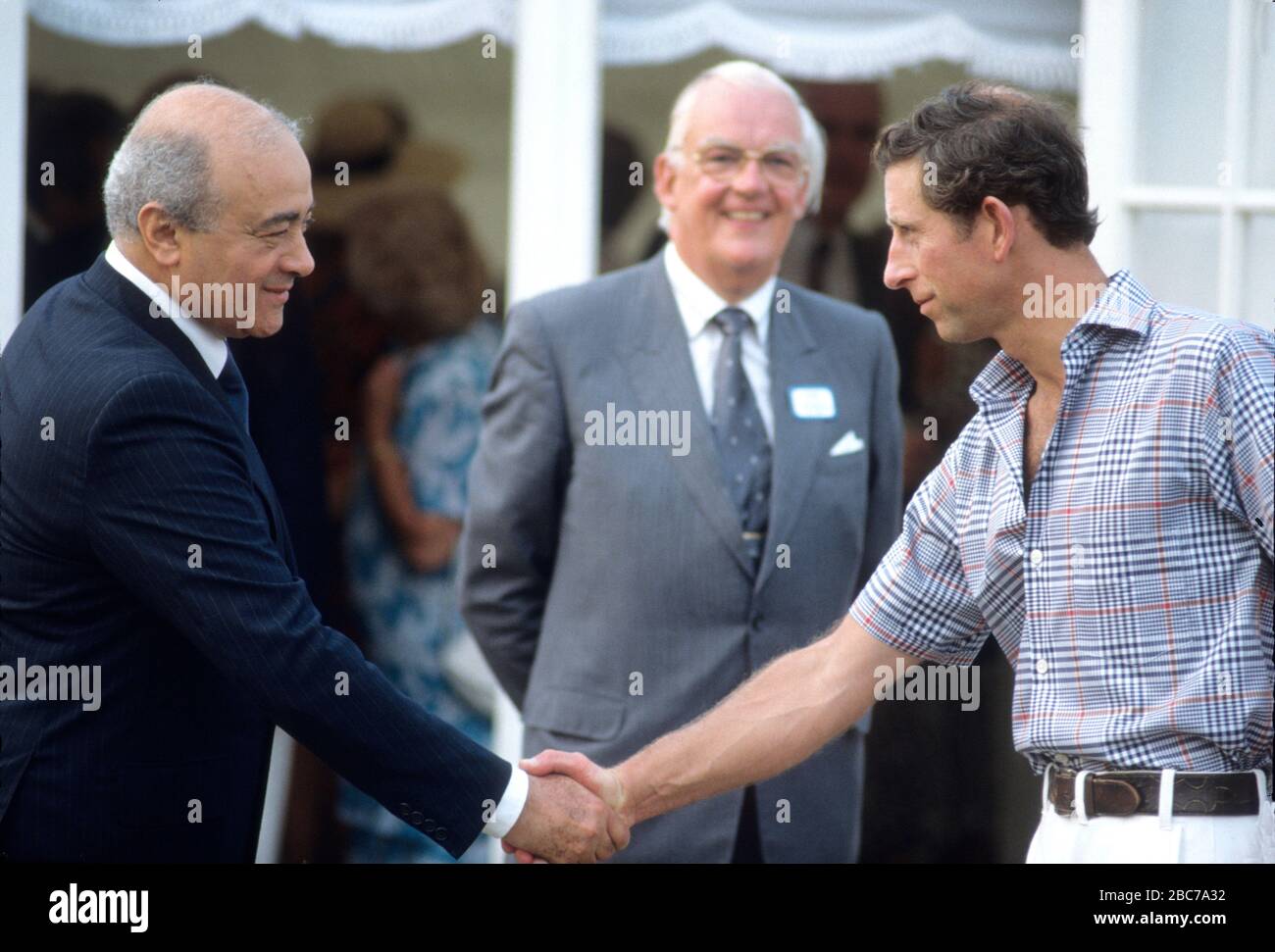 Mohamed Al-Fayed (à gauche) se réveille les mains avec le prince Charles HRH au club de polo Guards, Windsor, Angleterre juin 1987 Banque D'Images
