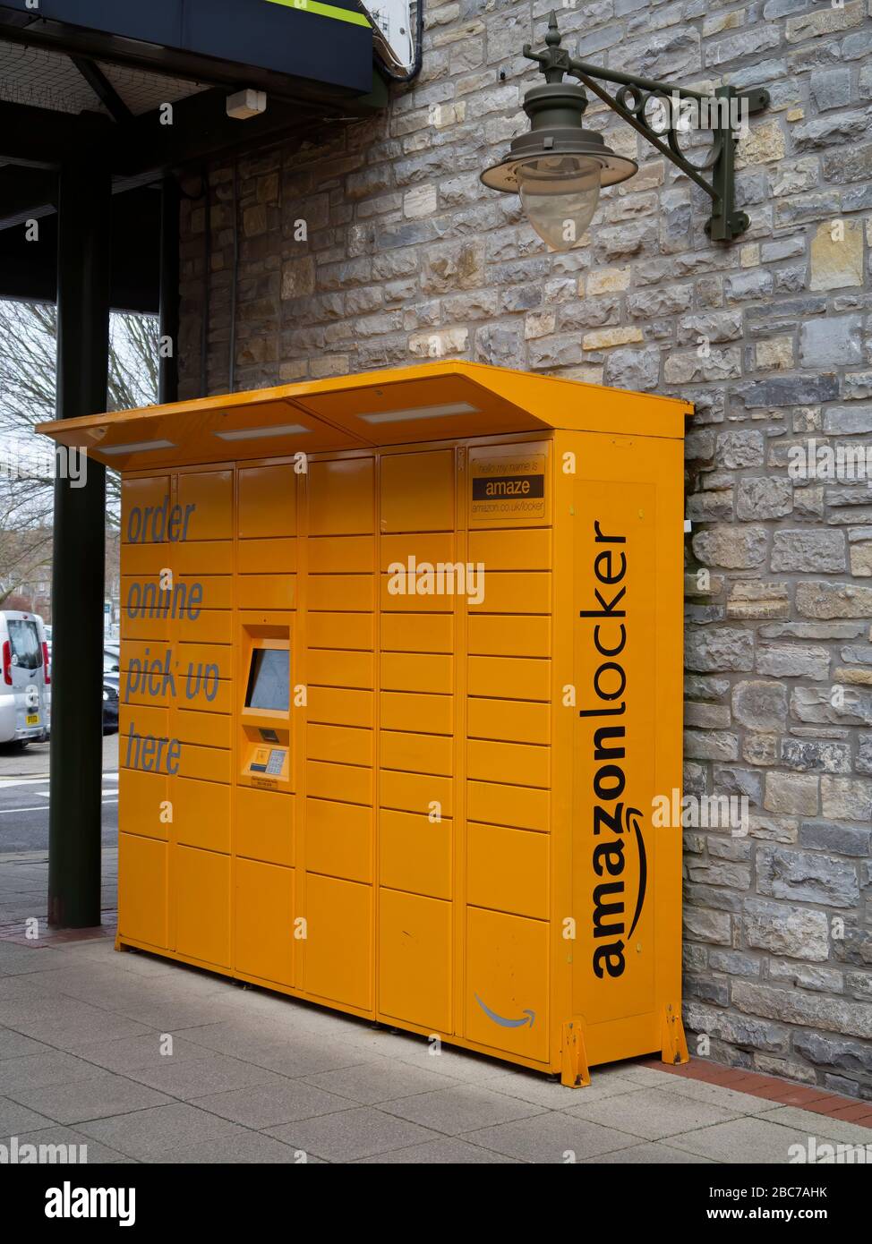 RUE, SOMERSET, Royaume-Uni - 9 MARS 2020: Amazon locker, un service de livraison de colis en libre-service offert par l'entreprise en ligne Amazon.com. Banque D'Images
