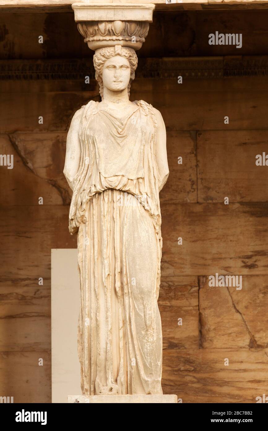 Figure féminine, sculptée de pierre, le porche des caryatides sur l'Erechtheion à Athènes, Grèce. Banque D'Images