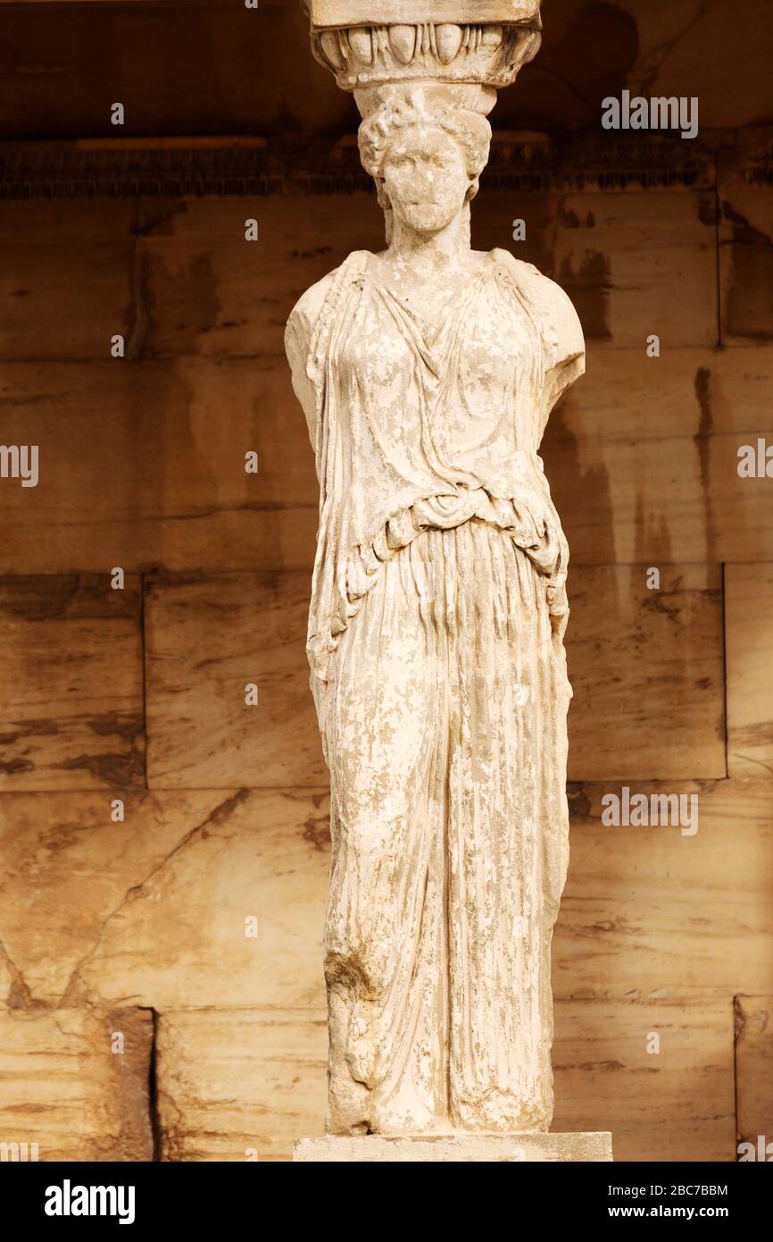 Figure féminine, sculptée de pierre, le porche des caryatides sur l'Erechtheion à Athènes, Grèce. Banque D'Images