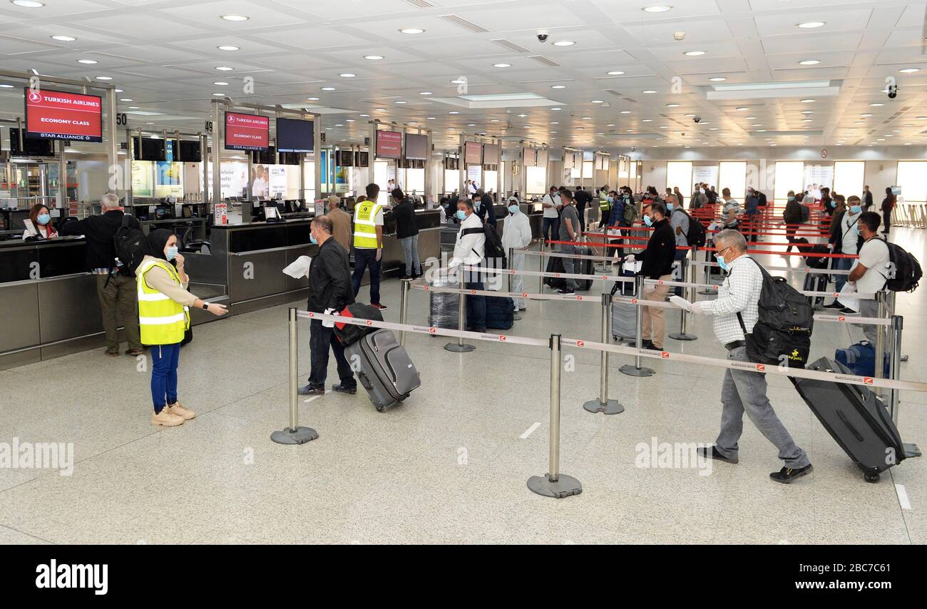 Gouvernement de Farwaniya, Koweït. 3 avril 2020. Les citoyens de la communauté turque au Koweït attendent dans la salle de départ de l'aéroport international du Koweït dans le gouvernorat de Farwaniya, au Koweït, le 3 avril 2020. L'ambassade de Turquie au Koweït, en coordination avec le Ministère des affaires étrangères du Koweït et la Direction générale de l'aviation civile du Koweït (DGCA), évacue vendredi ses citoyens au Koweït vers la Turquie en raison de l'épidémie de coronavirus. Crédit: Asad/Xinhua/Alay Live News Banque D'Images