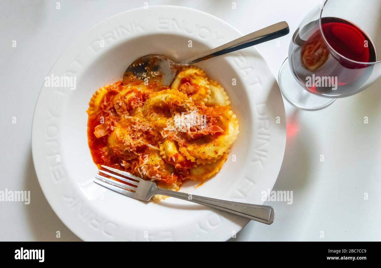 Cappeletti avec prosciutto coton avec un verre de vin rouge Banque D'Images