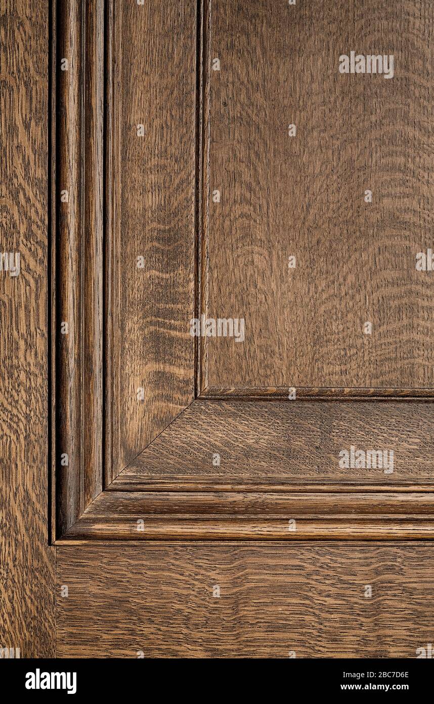 Gros plan sur un détail de lambris élégant et de grain de bois sur une porte en bois sombre Banque D'Images