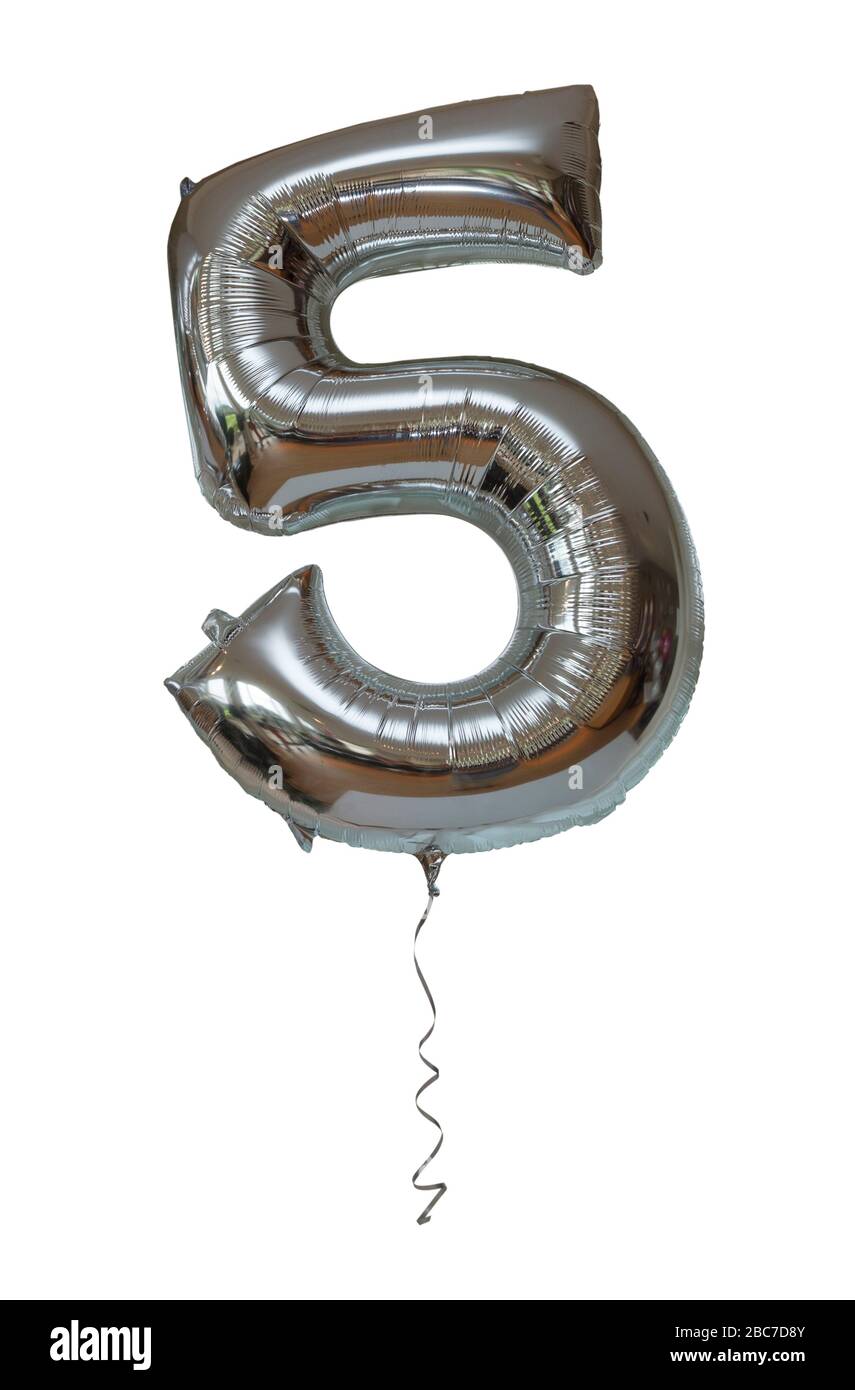 Argent numéro cinq ballon de partie isolé sur un fond blanc avec ribon argent Banque D'Images