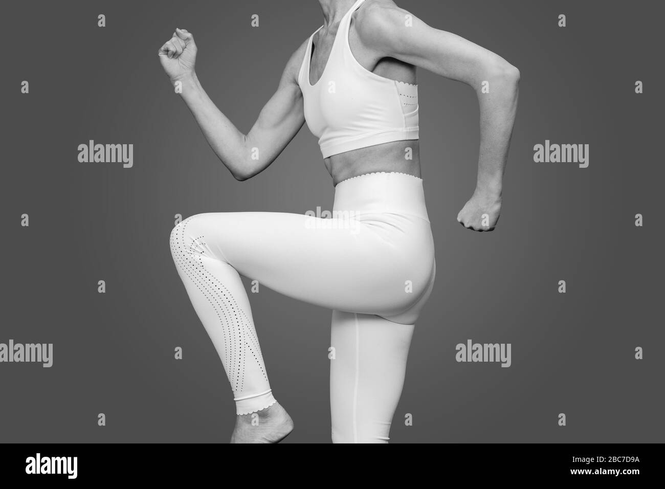 femme sportive qui court sur place, gros plan, isolation à la maison Banque D'Images