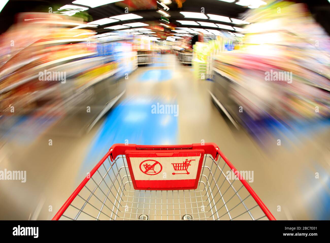 Panier vide dans le supermarché, arrière-plan flou Banque D'Images